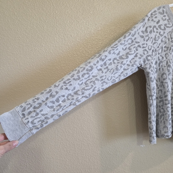 Aeropostale Womens Leopard Print Cut off long Sleeve Sweater Size Medium - Picture 2 of 9